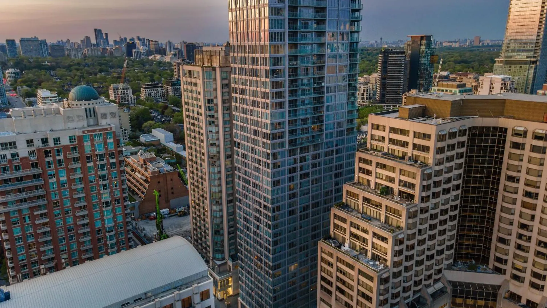 Yorkville Plaza Suites - Pool & Hot Tub Toronto Apartment