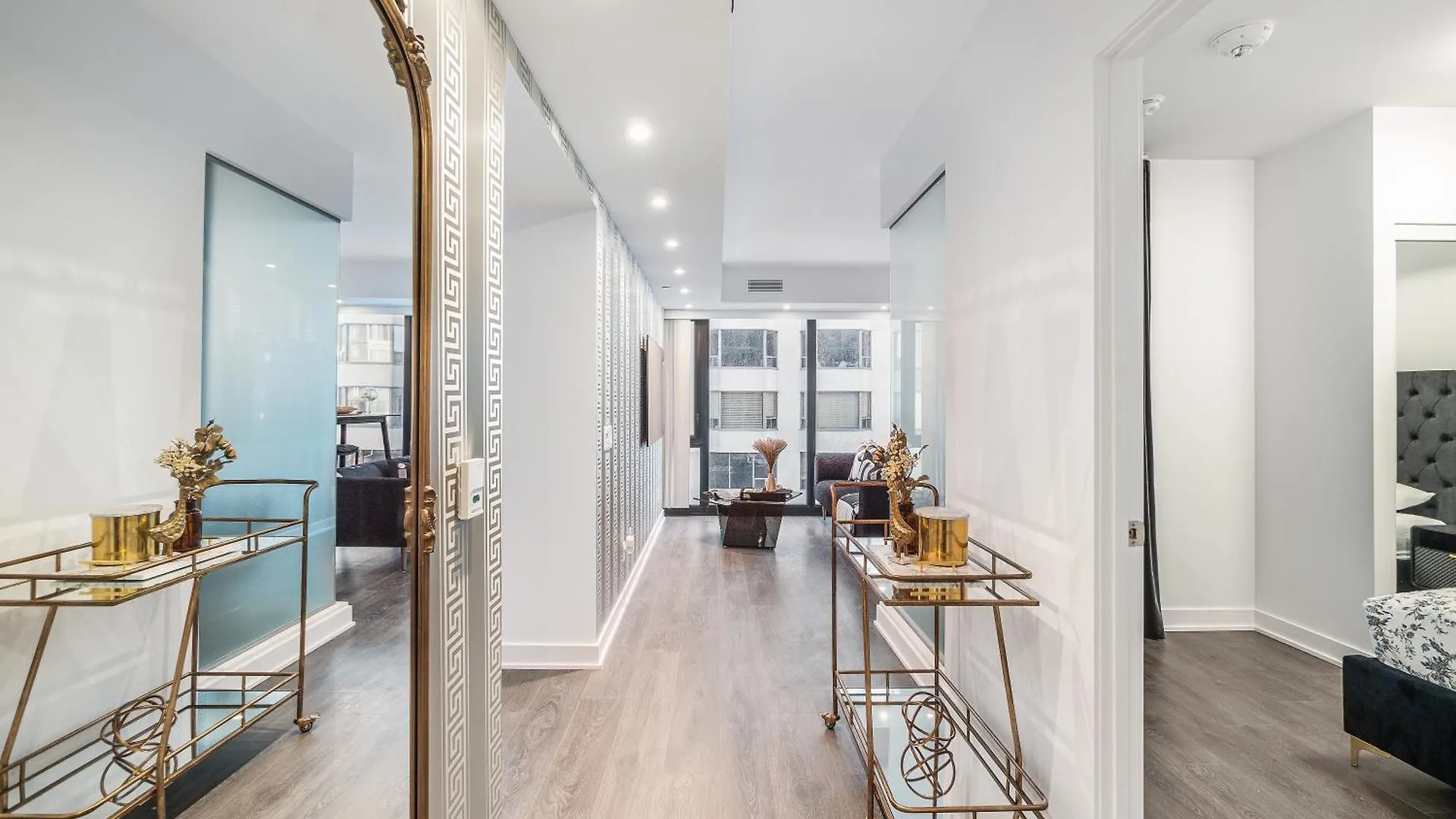 Yorkville Plaza Suites - Pool & Hot Tub Toronto Apartment