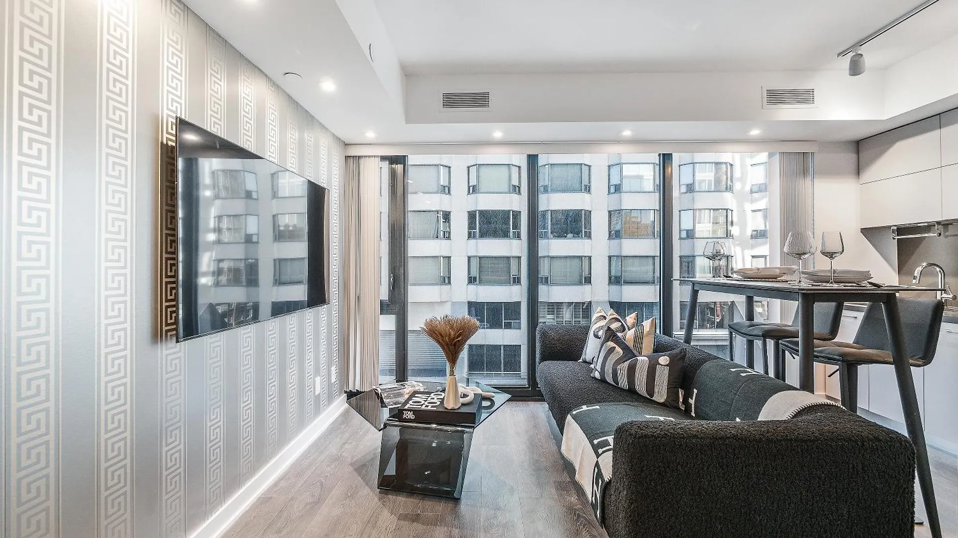 Yorkville Plaza Suites - Pool & Hot Tub Toronto Canada