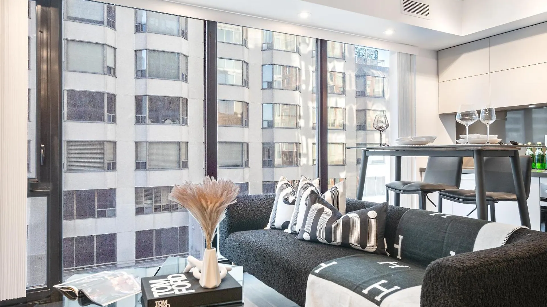 Yorkville Plaza Suites - Pool & Hot Tub Toronto